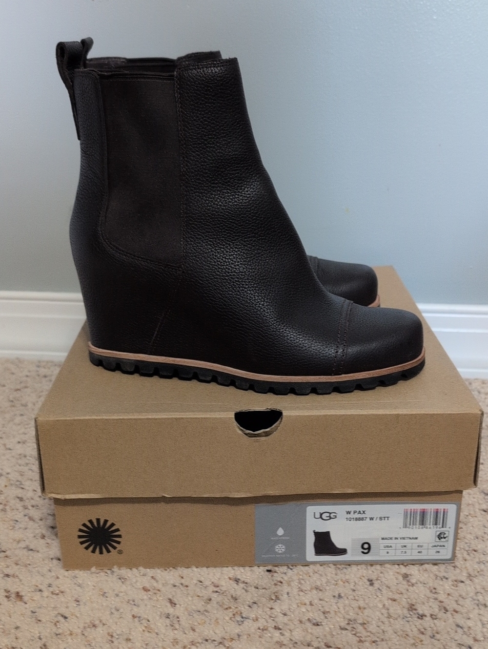 UGG Pax Boot - Women's Brown Size 9